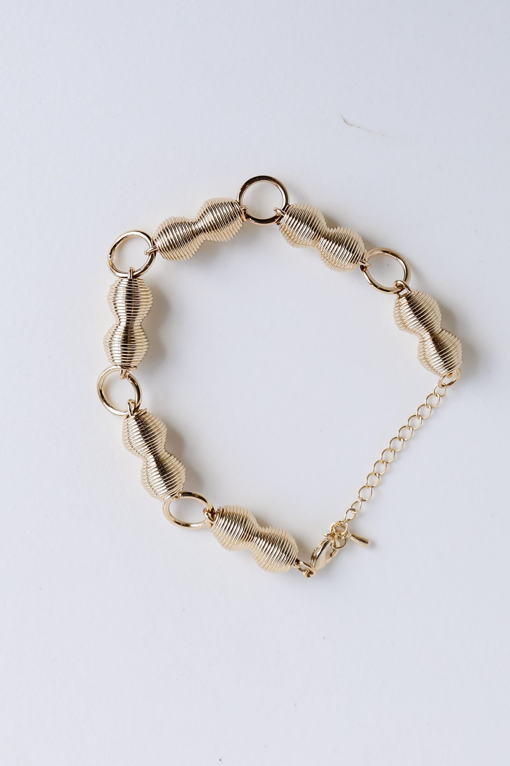 shopdressup_gold_chain_bracelet-3_e7fef6e7-746a-4b11-a017-ed9b6796db59.jpg